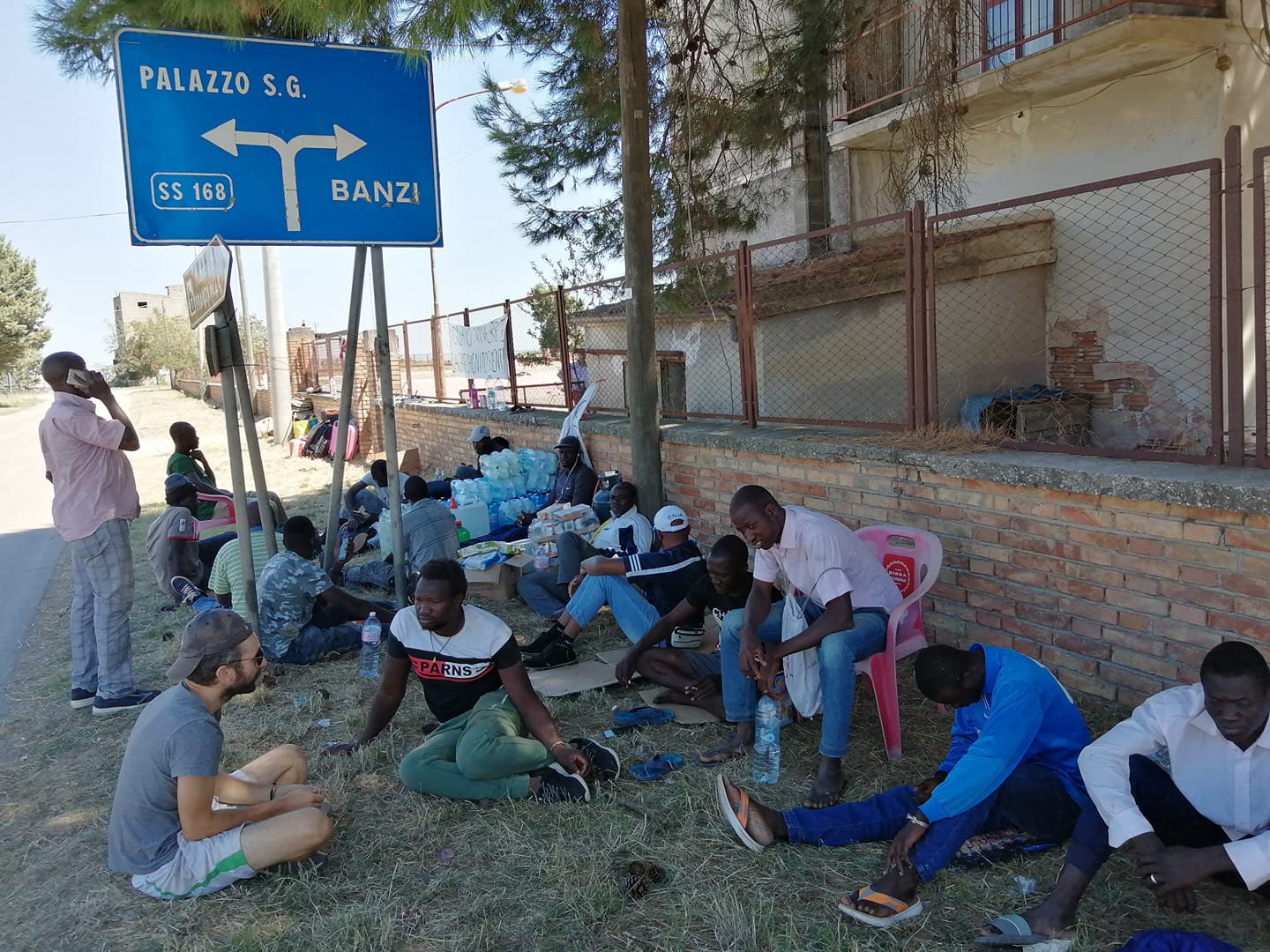 sit-in-migranti-Palazzo-San-Gervasio